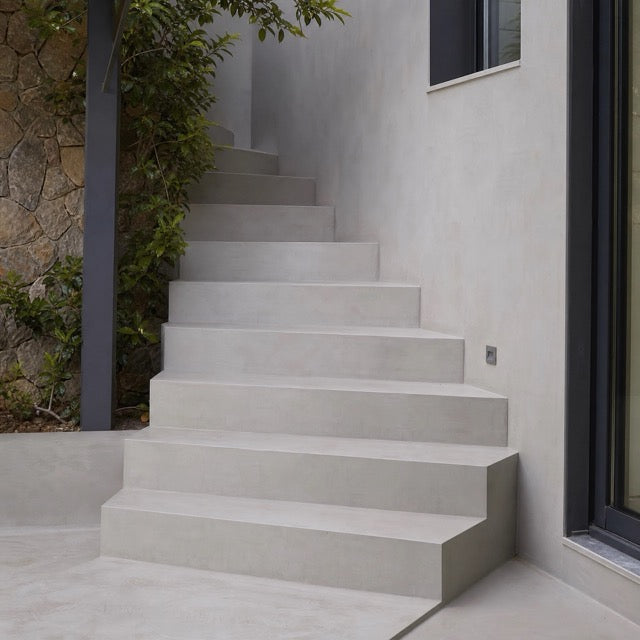 Escalera exterior microcemento